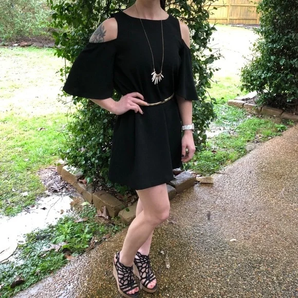 Umgee Size Small Black Ruffle Sleeve Cold Shoulder Knee Length Shift Dress Sz S - Picture 11 of 12